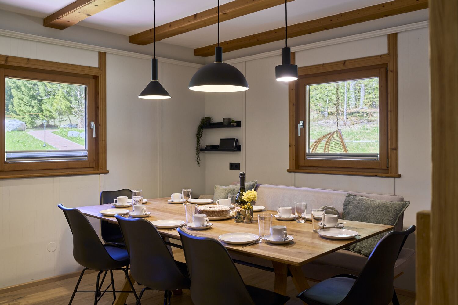 mei chalet - DAS BARBARA Helle Wohnküche mit Holzboden, gedecktem Esstisch und offener Küche