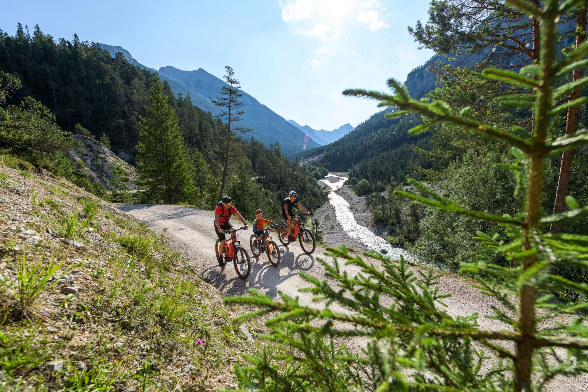 Olympiaregion Seefeld / Ronny Kiaulehn Familie beim E-Biken im Karwendel mit Bergblick