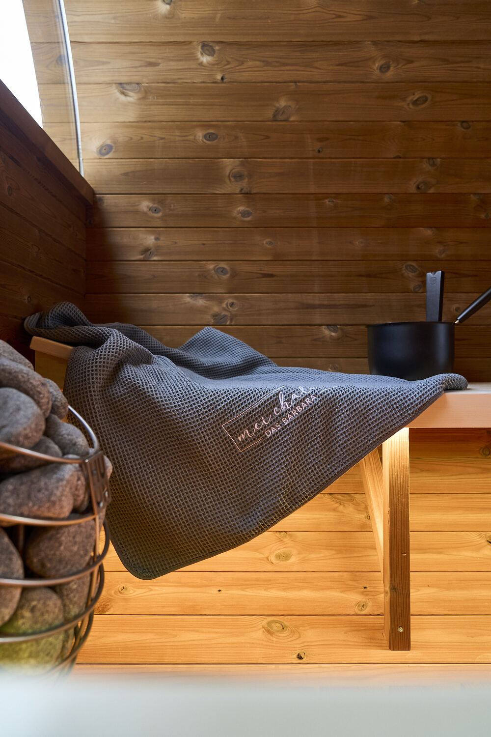 mei chalet - DAS BARBARA Blick aus der Fass-Sauna in die verschneite Winterlandschaft