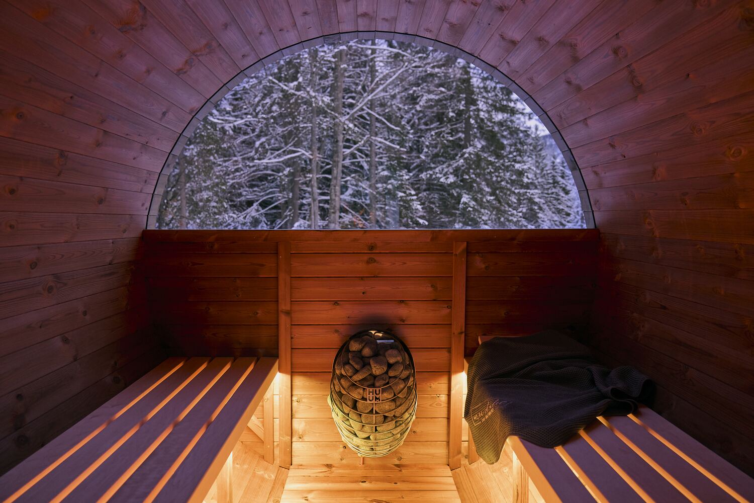mei chalet - DAS BARBARA Warmes Holzinnere der Fass-Sauna